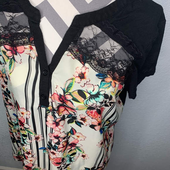 Black w/floral print short sleeve blouse - Picture 3 of 3